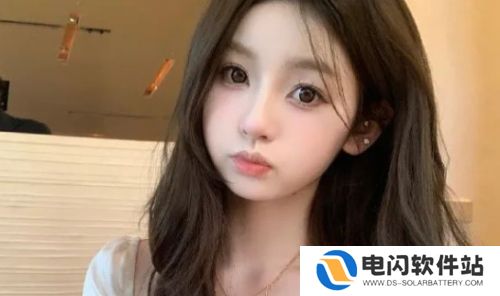 王思聪再度官宣新女友，21岁美女身材太好，街头互动撒糖十分甜蜜
