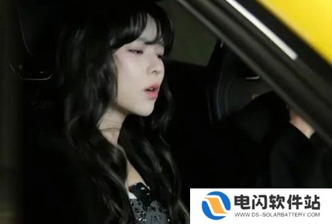 沫子试驾好友小米su7，袜子缺口引热议，网友：有钱人这么节省吗
